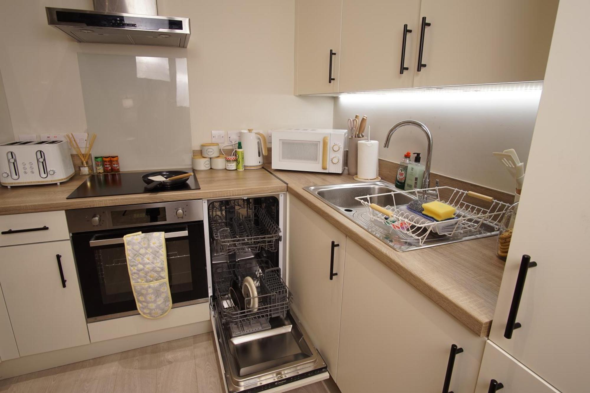 The Jade Emperors - Sleeps 5 - Centre - Flexible Check In - First Direct Arena 7min Walk *