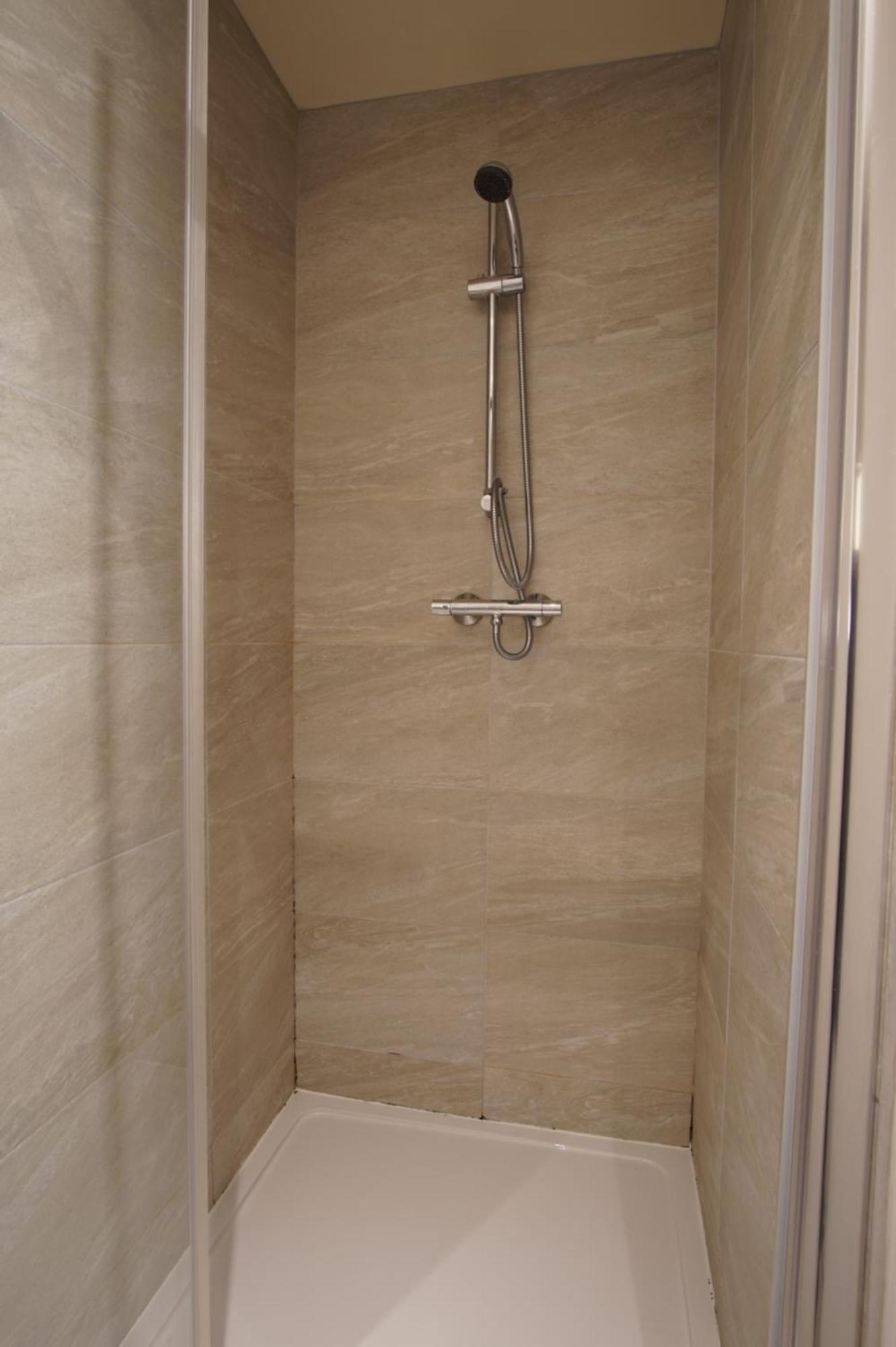 The Jade Emperors - Sleeps 5 - Centre - Flexible Check In - First Direct Arena 7min Walk