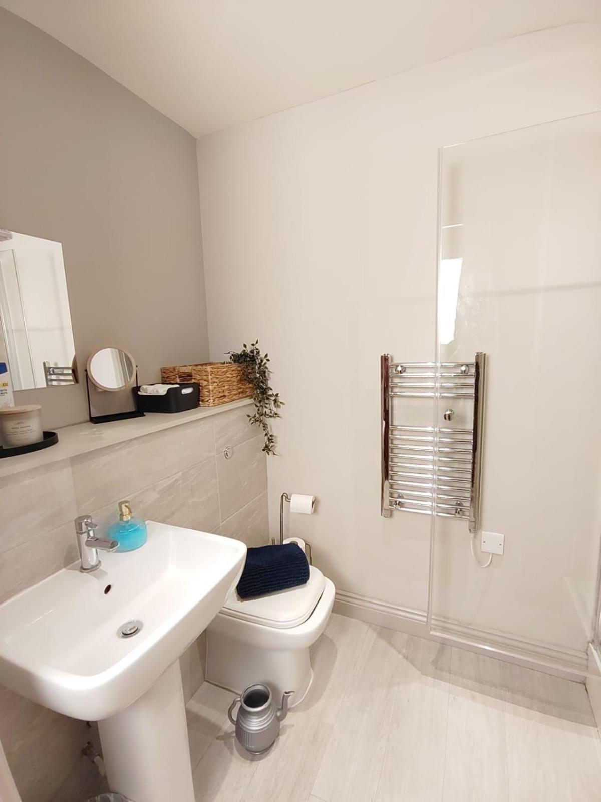 The Jade Emperors - Sleeps 5 - Centre - Flexible Check In - First Direct Arena 7min Walk *