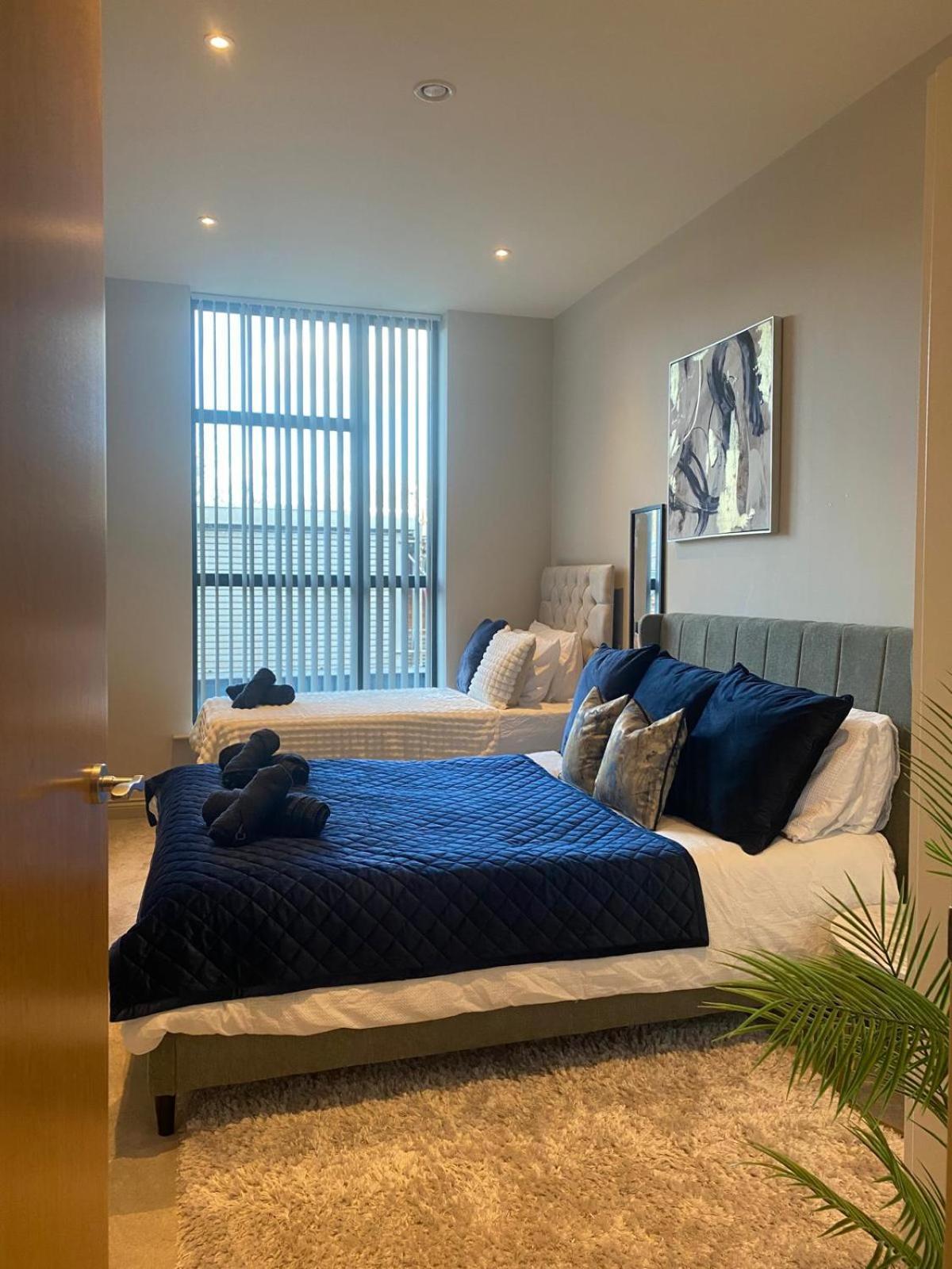 The Jade Emperors - Sleeps 5 - Centre - Flexible Check In - First Direct Arena 7min Walk
