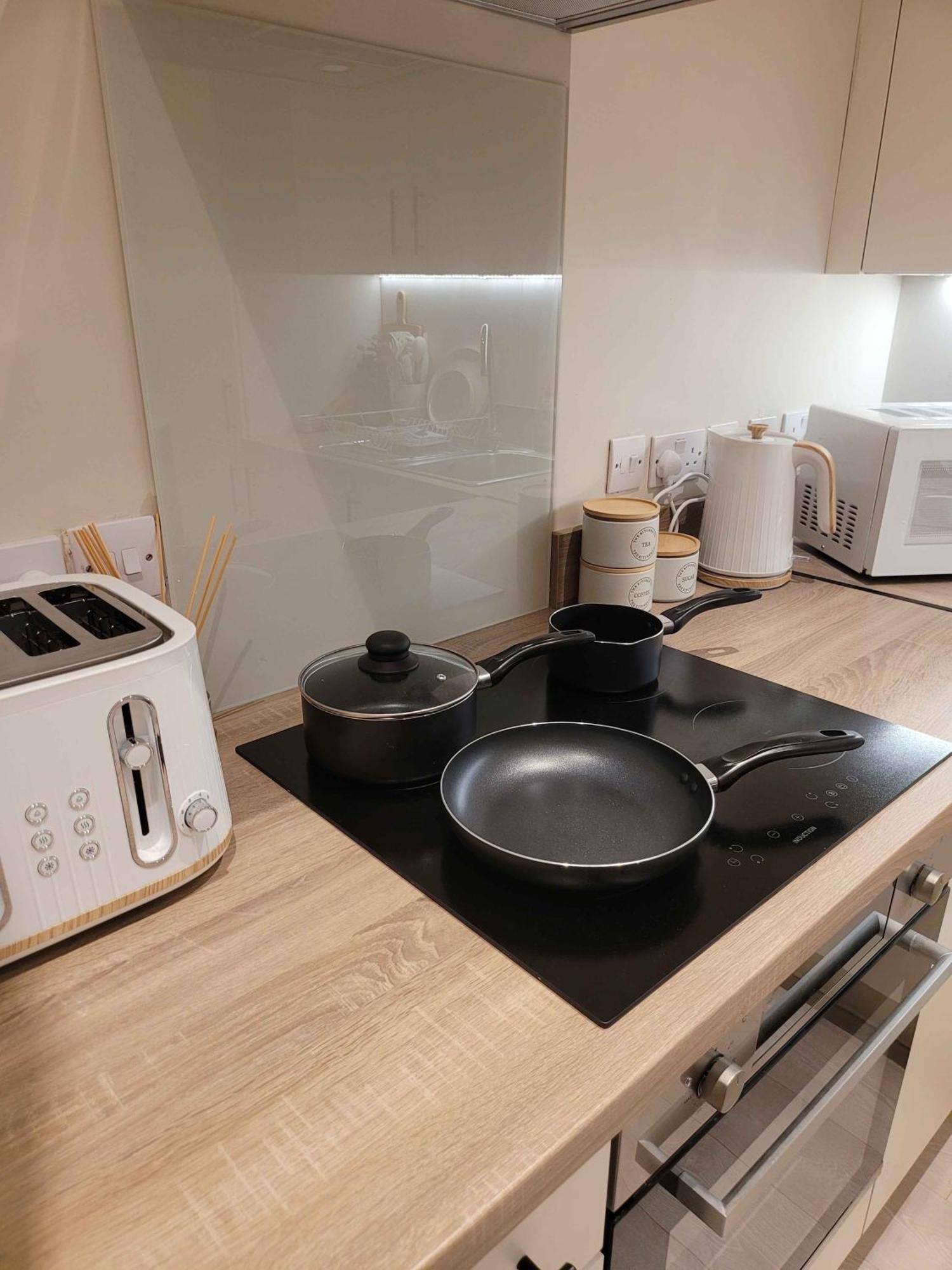 The Jade Emperors - Sleeps 5 - Centre - Flexible Check In - First Direct Arena 7min Walk Apartment *